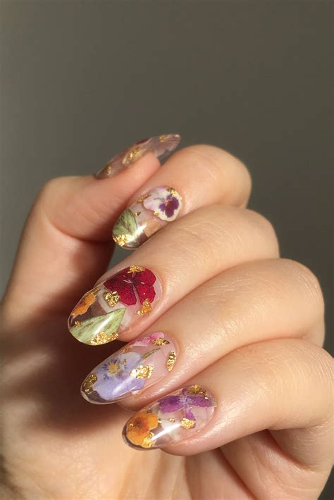Florals for spring might not be groundbreaking, but flower nails will always be a spring staple! Reusable Pressed Dried Flowers Press-On Nails (clear base ...
