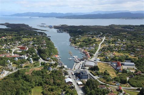 Un extenso sistema de túneles y puentes conecta bømlo con la principal isla vecina de stord llamado trekantsambandet (literalmente «enlace. Bømlo Båtlag