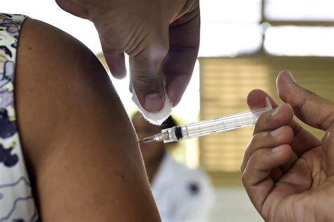 Tem origem num grupo de vírus que afeta a pele e as mucosas (revestimento interno das cavidades do corpo, como a. Saúde amplia vacina contra HPV para público de até 26 anos ...