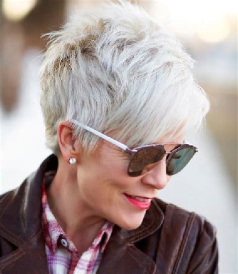 Nouveau coupe courte femme 60 ans coiffure cheveux courts de plus coupe cheveux courts femme 60 ans coiffure femme 60 ans cheveux courts /5 (%) 64 votes photo. Женщинам за 50: какие стрижки помогут выглядеть моложе своих лет