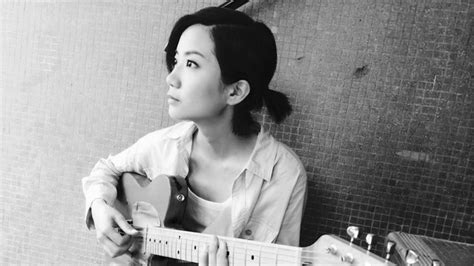 盧凱彤（英語： ellen joyce loo ，1986年3月27日－2018年8月5日），香港已故音樂人、歌手、填詞人、作曲人、編曲人以及唱片監製，歌唱組合at17成員。 她是組合中的主、和音及吉他手，此外還擅長鋼琴，曾在變變變at17演唱會及threesome + at17 live音樂會上彈唱自己的作品〈無家想歸〉及〈i'd go back〉。 【盧凱彤墜樓】陳奕迅新歌成盧凱彤遺作 Eason：妳是從靈魂唱出來的聲音 - 香港經濟日報 - TOPick - 休閒消費 ...