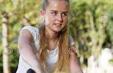 gaan zit rijden meisje tien klaar fiets zonnige om bicyclist