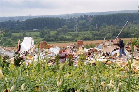 Im belgischen beauraing hat eine windhose 17 menschen verletzt und 78 gebäude beschädigt. Frankreich: Tornado verwüstet Ortschaft - DER SPIEGEL