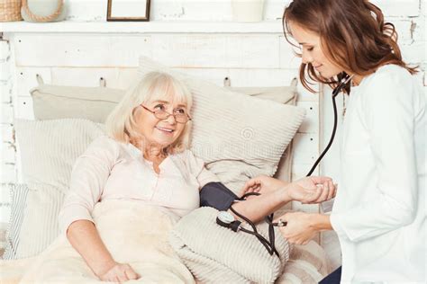 Ein haus maschine, können sie es leicht. Patienten-Blutdruck Der Vorsichtigen Pflegekraft Messender ...