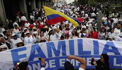 Chile podría sumarse prontamente a esa lista. Ecuador | Miles de católicos y evangélicos protestan ...