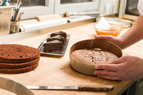 Lieben sie mehrschichtige sahnetorten, kunstvoll verzierte. Biskuitteig Grundrezept | GuteKueche.at