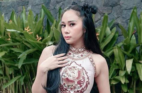 Beberapa waktu lalu, selebgram denise chariesta mendadak viral di media sosial karena video yang ia unggah di tiktok. Umbar Aurat, Denise Chariesta Dihujat: Akhlak Gak Punya ...