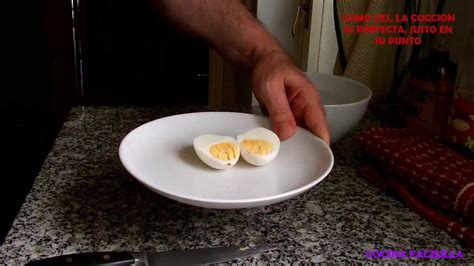 Cuando un huevo es cocinado, las proteínas que contienen las yemas se aglomeran y se forman compartimientos. HUEVO DURO AL MICROONDAS "FACILISIMO" - BOILED EGGS IN THE ...
