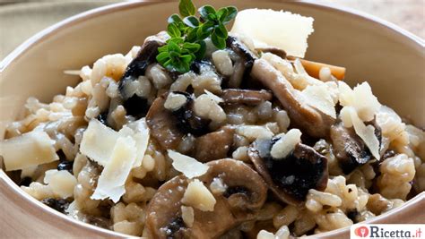 Il risotto ai funghi è un classica ricetta autunnale, saporita e aromatica. Ricetta Risotto ai funghi - Consigli e Ingredienti ...