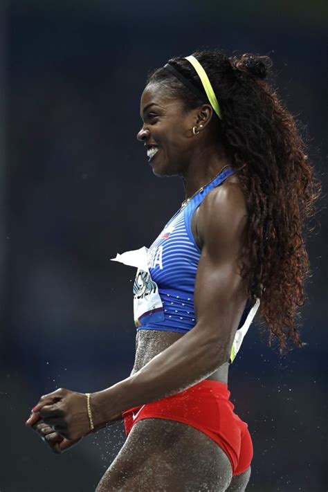 La antioqueña tomó impulso y sabiendo la distancia que habían marcado sus contrincantes, logró tomar buena posición en el aire para caer a. Pin di Gillian Ortega su sports | Donne