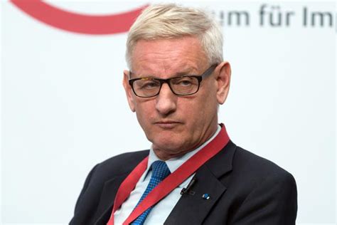 För den som inte minns: Carl Bildt sipa paljbu po Hrvatskoj iz raskošne vile na ...