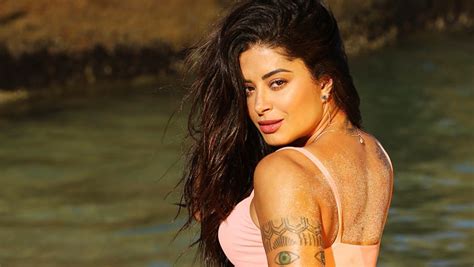 A mulher tá com a cara do zóio trolagem, é zueira garai! Aline Riscado ostenta barriga sequinha e cinturinha fina ...