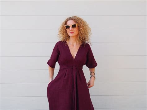 I've been struggling how to sew a neck line and your visuals help me! How To Sew A V Neck Binding : 6 Ways To Sew A V Neck In A ...