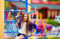 playground tieners speelplaats geitjes mignons amusement adolescents ayant step2 heatstroke prevent steps adolescence zonnebaden playgrounds