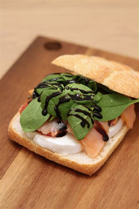 Panino con salmone affumicato, mozzarella di bufala e ...
