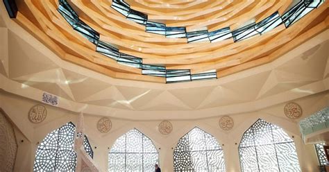 İlhanlı hükümdarı olcaytu zamanında emir hoca cemalettin yakut tarafından 1310 yılında inşa ettirilmiştir. Marmara Üniversitesi İlahiyat Fakültesi Cami içi - Resimyurdu