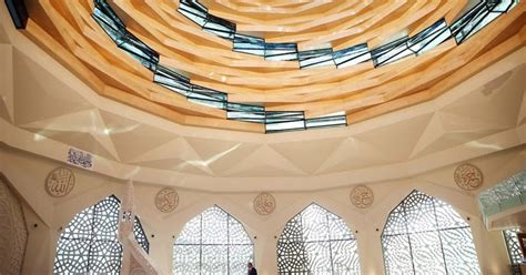 Marmara üniversitesi ilahiyat fakültesi camii, modern mimarisi ile görülmesi gereken bir cami. Marmara Üniversitesi İlahiyat Fakültesi Cami içi - Resimyurdu