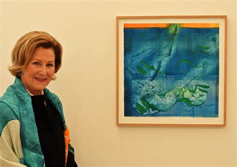 Inntektene av salget går til the queen sonja international print award. H.M. Dronning Sonja - grafikk og keramikk - Galleri G Guddal