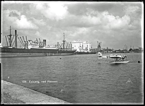 Esbjerg havn er arbejdsplads for omkring 8000 mennesker, og der er etableret over 200 virksomheder på havnens. Esbjerg Havn fotograferet 1931 af Hans Pors