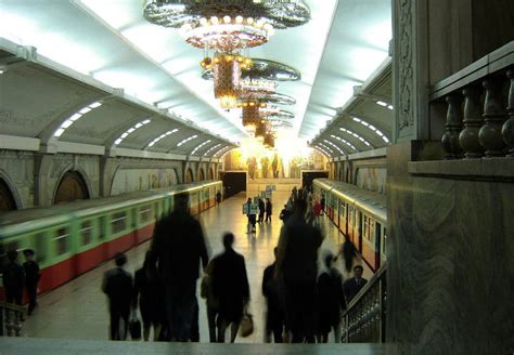 Alors qu'elle s'était installée dans une des rames de la ligne 7 du métro parisien en direction de la courneuve vers 00h10, la passagère a été agressée et violée entre les stations palais royal et pyramides comme l'a rapporté le parisien. Dans le métro