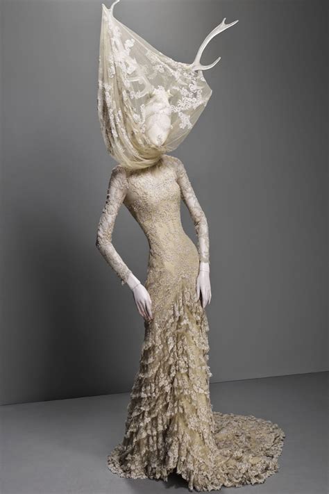 22 results for alexander mcqueen savage beauty. Alexander McQueen: Savage Beauty. Podróż - marzenie. | METR 52