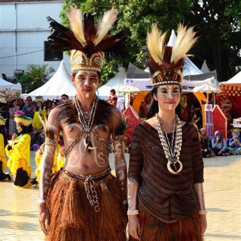 Ya suku asmat, memiliki rumah adat, pakaian adat, dan tarian yang cukup terkenal. LENGKAP Pakaian Adat Tradisional Gambar | Bali, Jawa ...