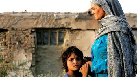 Babası celil varlıklı birisidir ve karıları vardır. Gülçinin Defteri: bin muhteşem Güneş...-1-