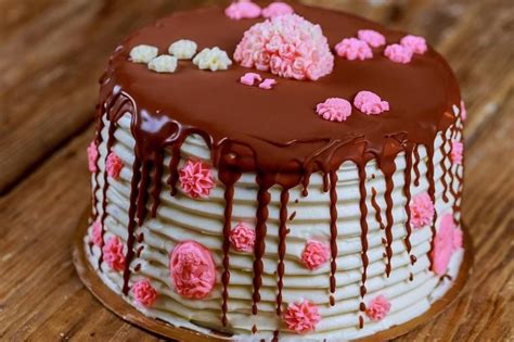 U posudu pomesajte 300 gr mlevenog keksa sa sokom od pomorandze, samo malo keks da upije. Posna kapri torta bez pečenja: 4x4 kremasta sloja! (RECEPT) | Trpeza | Stil magazin | Torte ...