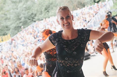 Honderden hossende mensen die zich niet aan de coronaregels houden. Feest in het Vondelpark tijdens het Summer Breeze Latin ...