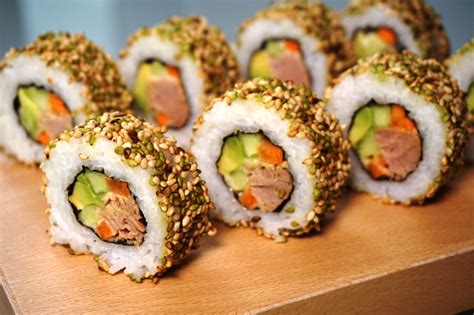 Sushi und andere gerichte der traditionellen japanischen küche sind im trend. Uramaki sushi: Mit Thunfisch und Sesam / With tuna and ...