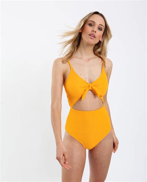 Pour plus de praticité, n'hésitez pas à emporter deux maillots de bain ! Maillot de bain une pièce à découpes jaune - 916906003A00 ...