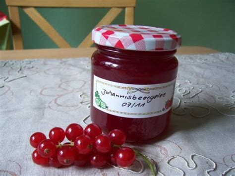 Ein eigelb nach dem andern beigeben, weiterrühren, bis die masse heller ist. Johannisbeergelee mit Rote Jonannisbeeren und Gelierzucker ...