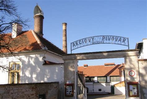 Pivovar, kde se točily Postřižiny, se téměř rozpadl. Dnes ...