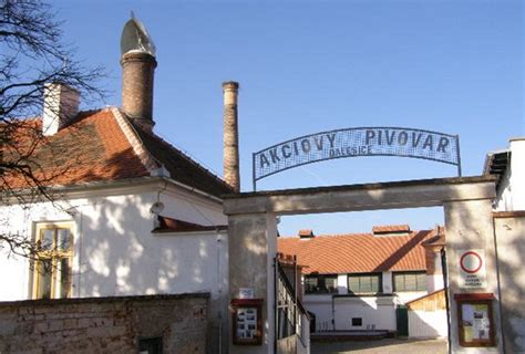 Vzpomínková próza je první částí trilogie městečko u vody, která pokračuje knihou krasosmutnění (1979) a harlekýnovy milióny (1981). Pivovar, kde se točily Postřižiny, se téměř rozpadl. Dnes ...