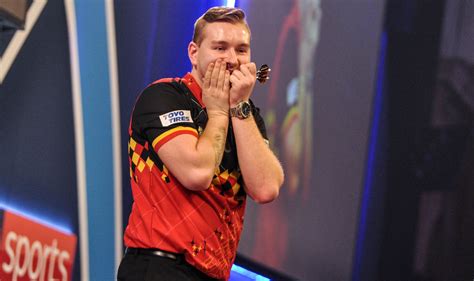 Van den bergh, tweevoudig wereldkampioen bij de jeugd, gooide maar liefst 8 keer een maximumworp van 180 punten. Dimitri Van den Bergh dankt zege World Matchplay Darts aan ...