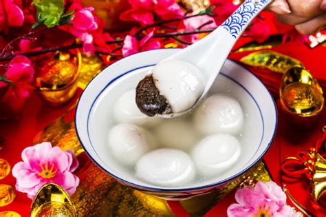 The traditional food which is eaten at this festival is called 元宵 (yuánxiāo) or 汤圆 (tāngyuán), a traditional sweet dumpling made of glutinous rice, with various sweet fillings. 有一道元宵节美食你非吃不可!(视频)元宵节 | 上元 | 元宵 | 汤圆 | 古人 | 古代 | 蝌蚪 | 面蚕 ...