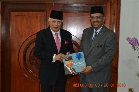 Datuk ravi muthayah ketua setiausaha (ksu) kementerian perusahaan perladangan dan komoditi (mpic). TYT Tun menyerahkan buku Sedekad sebagai cenderamata ...