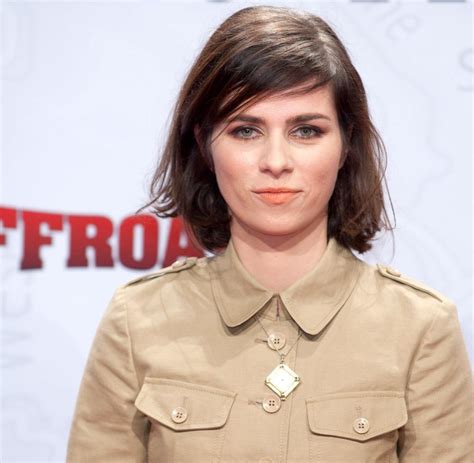 Nora waldstätten absolvierte von 2003 bis 2007 ein schauspielstudium an der universität der künste berlin. Jetzt rede ich!: Zitate von Stars und Sternchen im Januar ...