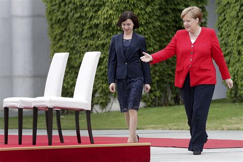 Consolidarea relaţiilor bilaterale dintre republica moldova şi germania, dar şi premisele soluţionării conflictului transnistrean. Angela Merkel valstybės himnų vėl klausėsi sėdėdama - LRT