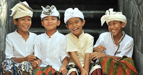 Zakiyah ramadhanty siregarmahasiswi ekonomi islam yang meraih pin emas. YAYASAN ANAK-ANAK BALI PEDULI