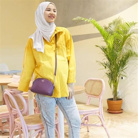 Misalnya saja warna kuning dengan warna ungu. Tampil Percaya Diri dengan Outfit Warna Kuning, Oranye ...