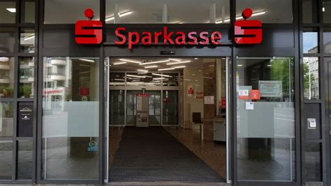 Wann bucht die sparkasse das geld ab? Strengere Coronaregeln auch bei der Sparkasse Mülheim an ...