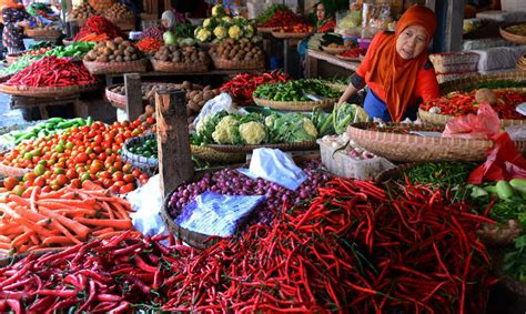 Perubahan ini tidak bisa dihindari karena industrialisasi sudah begitu luas. Pasar Tradisional: Pengertian, Ciri-Ciri, Kelebihan dan ...