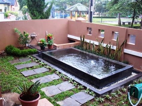 Elemen air ini dapat ditambahkan di sebuah taman dengan lahan yang tidak begitu luas. Taman Dan Kolam Depan Rumah Sederhana - KOLAMA