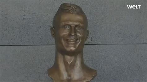 Anlässlich der feier, an der nebst «cr7» auch der portugiesische staatspräsident und der mittwoch war ein grosser tag für cristiano ronaldo, seine heimat madeira, ganz portugal und die fussballwelt. Homage oder Beleidigung? Statue von Cristiano Ronaldo ...