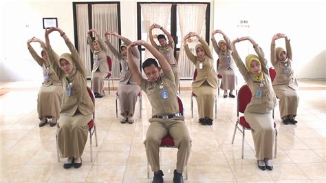 Dari kantor dinas sosial, akan diteruskan ke kementerian kesehatan untuk di daftarkan ke bpjs kesehatan. SENAM PEREGANGAN DI TEMPAT KERJA VERSI 2 OLEH DINAS ...