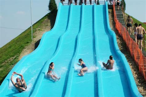 Szilárd szerkezetű ágy, és az ágyrácsok, a csúszda, a létra, a kalózos sátor, oldalburkolatok és a. WF Szabadidőpark Strandfürdője | termalfurdo.hu