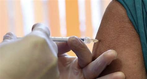 Allarme scorte di vaccini nella nostra regione; Vaccini in Campania, al via adesioni per gli over 70