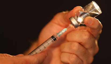 Si bien la píldora anticonceptiva para hombres se encuentra en fase experimental, los únicos tratamientos actuales aprobados como métodos anticonceptivos para hombres son la inyección vasalgel, el condón o la vasectomía. Lanzarán al mercado la primera inyección anticonceptiva ...