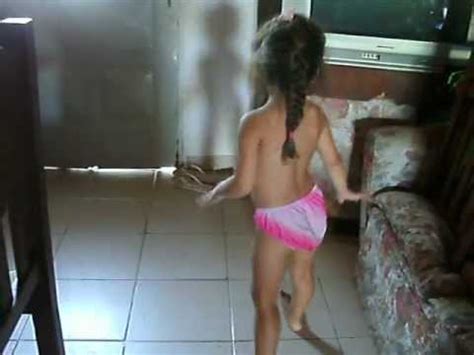 Menina dançando dança da manivela (namorado atormentado). Nina Dancando - funk brasil - ViYoutube.com - Pagina ...